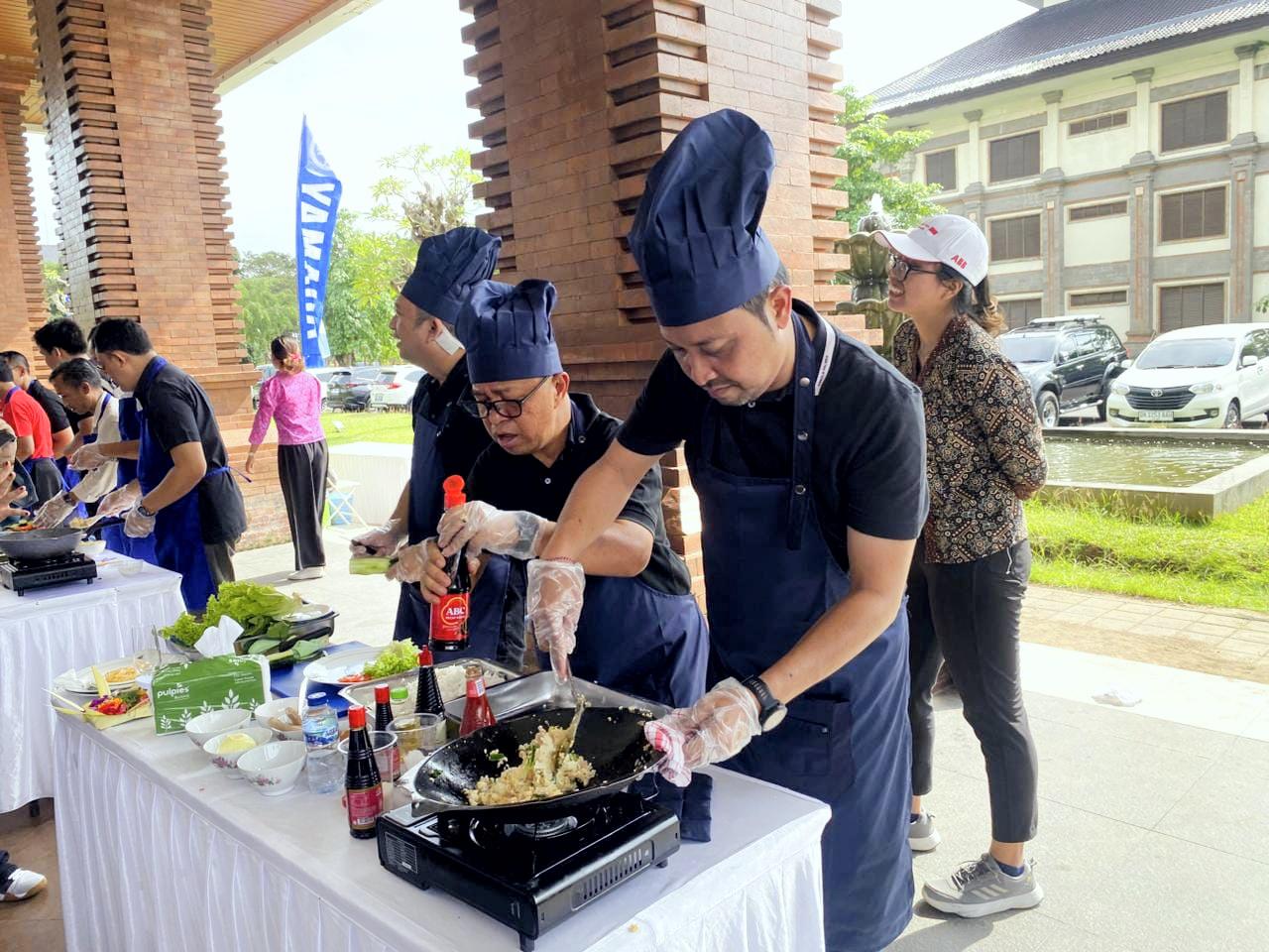Para pimpinan OPD di lingkup Pemkab Badung ikuti Lomba memasak nasi goreng dalam rangka HUT ke-16 Kota Mangupura di Lobby Balai Budaya Giri Nata Mandala, Puspem Badung, Minggu (23/11/2025). (Balihotnews/red)