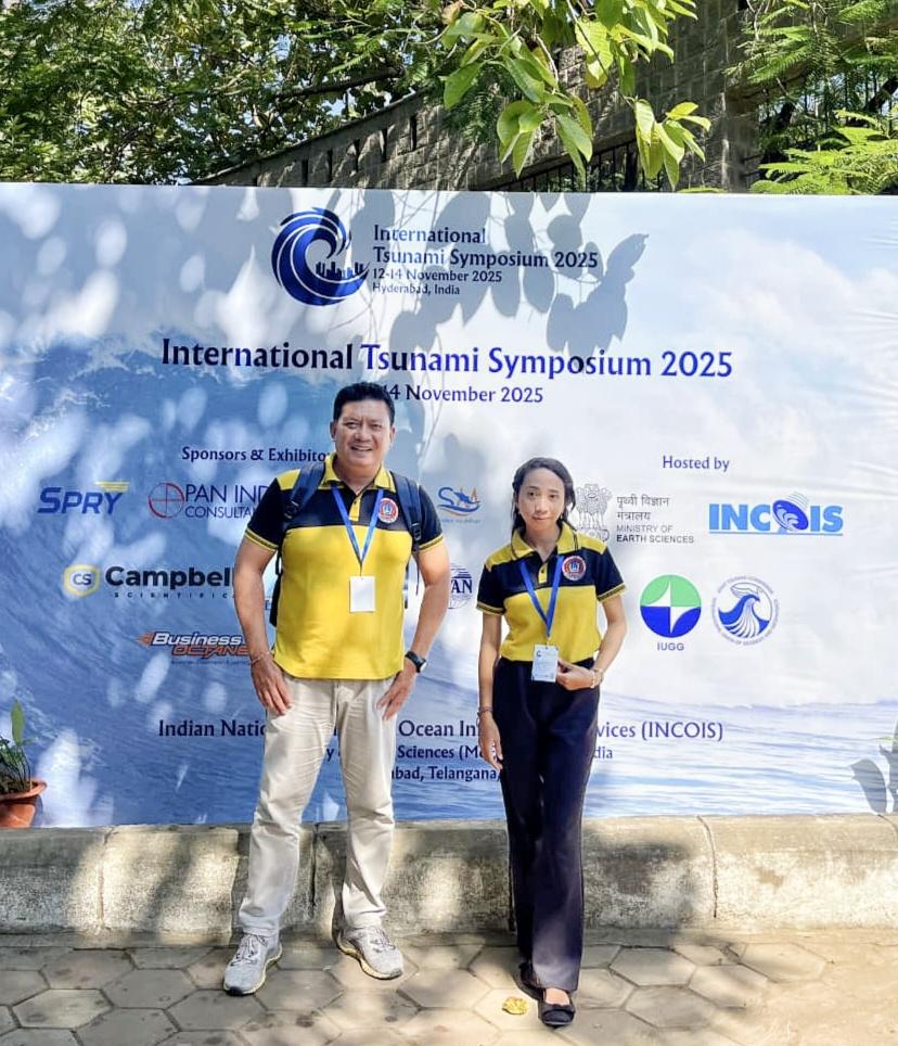 Ketua FPRB Tanjung Benoa, I Wayan Deddy Sumantra (kiri), bersama Ni Nyoman Era Jumantini (kanan), mewakili Indonesia pada dua agenda konfrensi mitigasi tsunami yang digelar di Hyderabad, India, pada pertengahan November 2025 lalu. (Balihotnews/Ist).