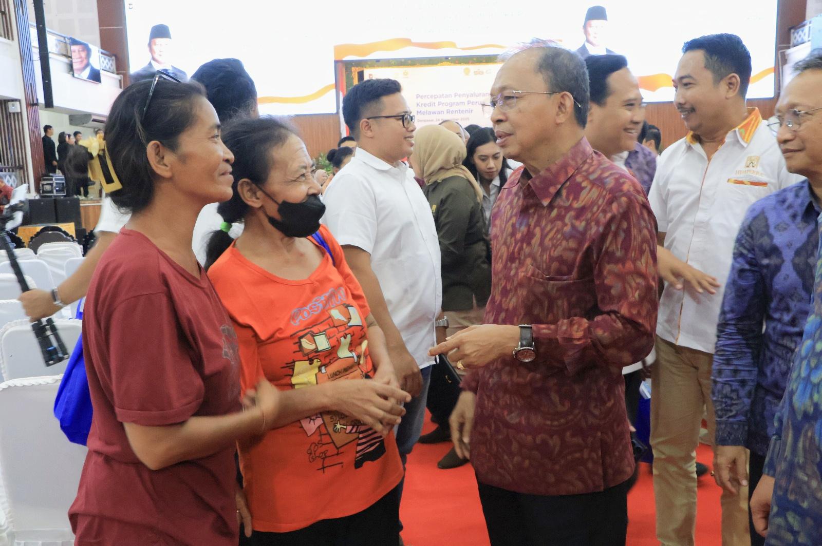Gubernur Bali Wayan Koster berbincang dengan masyarakat seusai sosialisasi percepatan penyaluran Kredit Program Perumahan (KPP) di Auditorium Kampus Unud, Jimbaran, Badung, Senin (24/11/2025). (Balihotnews/red)