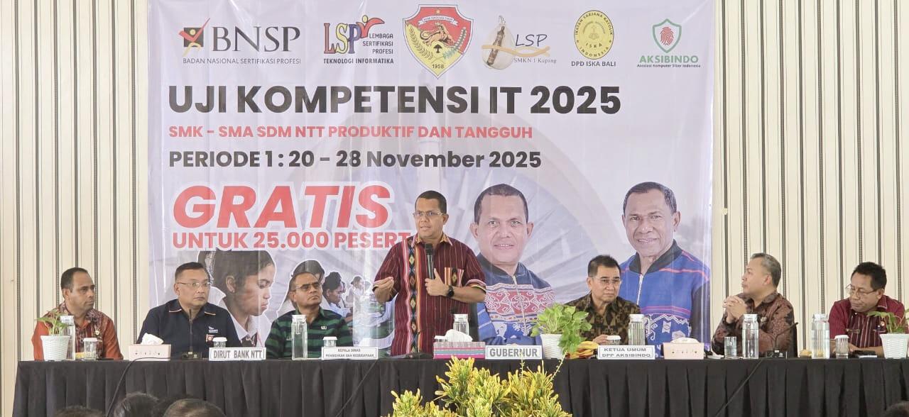 Gubernur Nusa Tenggara Timur Melky Lakalena (berdiri) memberikan sambutan saat membuka Uji Kompetensi dan Sertifikasi bidang komputer dan programmer di Kupang, Kamis (20/11/2025). Kegiatan ini diharapkan memperkuat kualitas SDM digital di NTT. (Balihotnews/red).