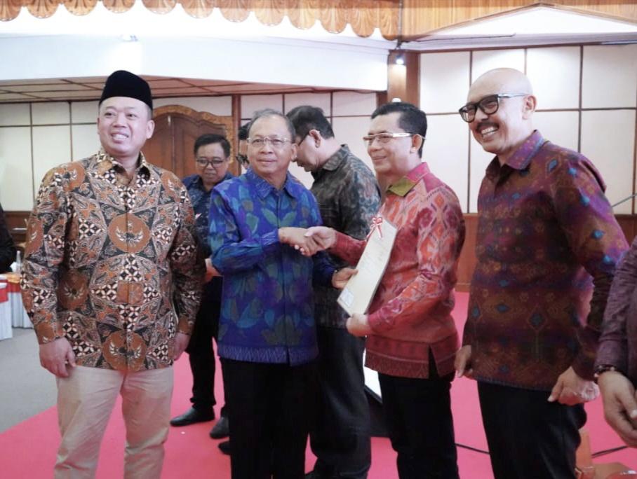 Gubernur Bali Wayan Koster (baju endek biru) saat menghadiri Rakor Gugus Tugas Reforma Agraria yang dihadiri Menteri ATR/BPN Nusron Wahid di Denpasar, Rabu (26/11/2025). (Balihotnews/Ist.)