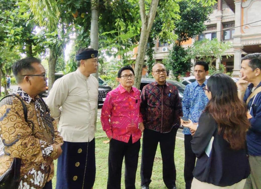 Ketua Panitia Khusus Tata Ruang, Aset, dan Perizinan (Pansus TRAP) DPRD Bali, Made Supartha (baju endek merah), saat berbicara kepada awak media beberapa waktu yang lalu. (Balihotnews/Ist).