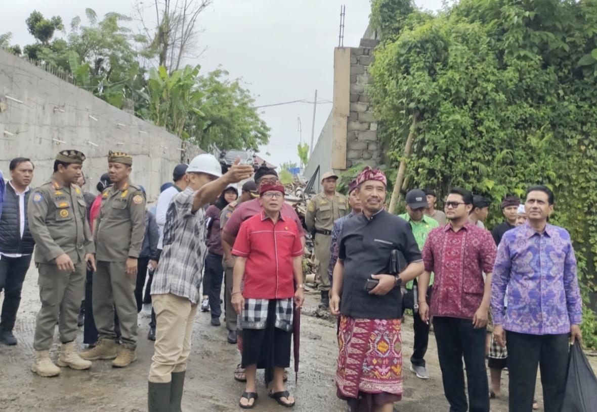 Tim Pansus TRAP DPRD Bali bersama Satpol PP dan dinas terkait melakukan sidak ke proyek konstruksi JW Marriott Hotel di Desa Puhu, Payangan, Kabupaten Gianyar, Kamis (27/11/2025), untuk mengecek kepatuhan izin dan aturan pembangunan. (Balihotnews/dre)