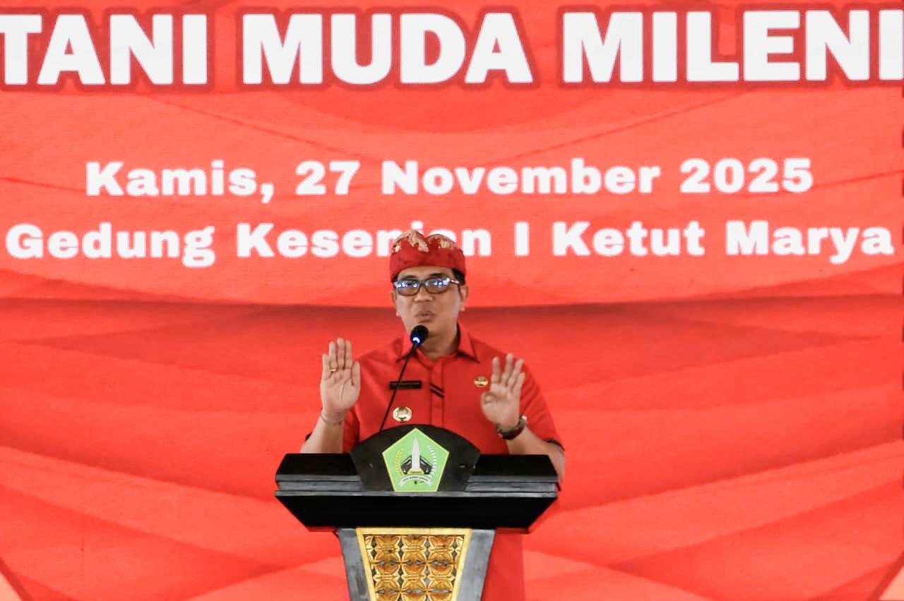 Bupati Tabanan I Komang Gede Sanjaya saat membuka Bimtek dan Sarasehan Petani Muda Milenial di Gedung Kesenian I Ketut Maria Tabanan, Kamis (27/11/2025). (Balihotnews/red)