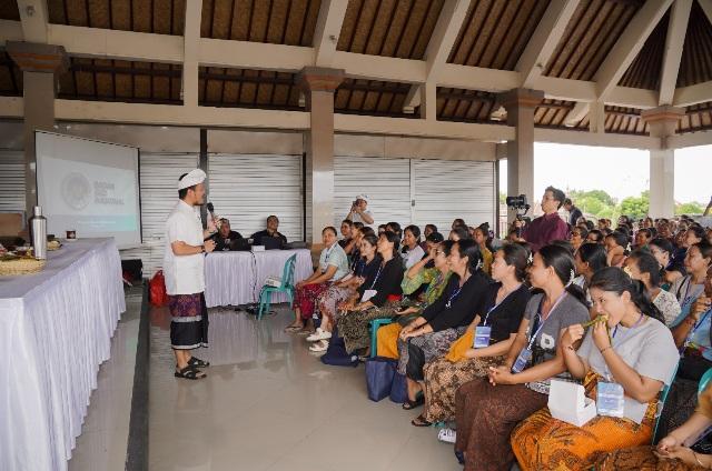 Sosialisasi Program Makan Bergizi Gratis (MBG) yang digelar di Desa Guwang, Gianyar, pada Minggu (30/11/2025). (balihotnews/istimewa)