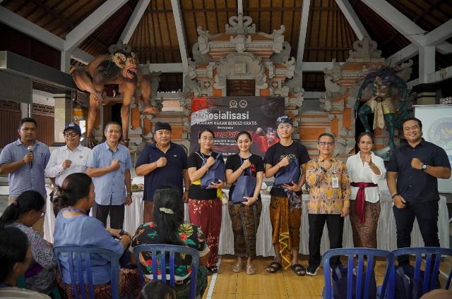 Sosialisasi Program Makan Bergizi Gratis (MBG) oleh DPR RI bersama Badan Gizi Nasional (BGN) di Wantilan Pura Dalem Sesetan pada Minggu (30/11/2025). (balihotnews/istimewa)