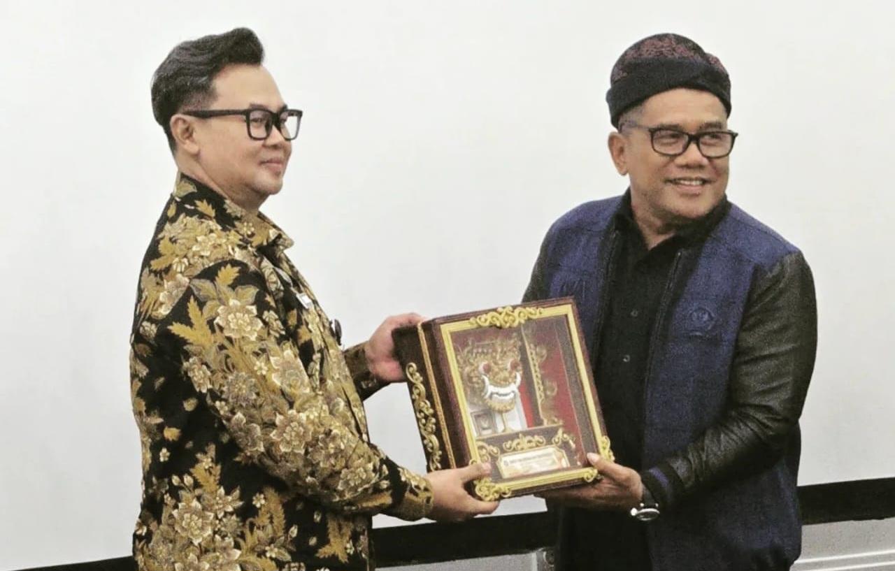 Kepala Kantor Wilayah Kementerian Imigrasi dan Pemasyarakatan Bali, Decky Nurmansyah, menyerahkan Plakat Angkul-Angkul Barong karya Warga Binaan Lapas Kelas IIA Kerobokan kepada anggota Komisi XIII DPR RI. (balihotnews/istimewa)