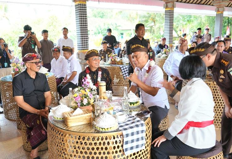 Gubernur Bali Wayan Koster berbincang hangat dengan Jamintel Kejagung Reda Manthovani saat membuka Bimtek Jaga Desa dan Koperasi Merah Putih di Desa Adat Penglipuran, Bangli, Sabtu (13/12/2025). (Balihotnews/Ist).