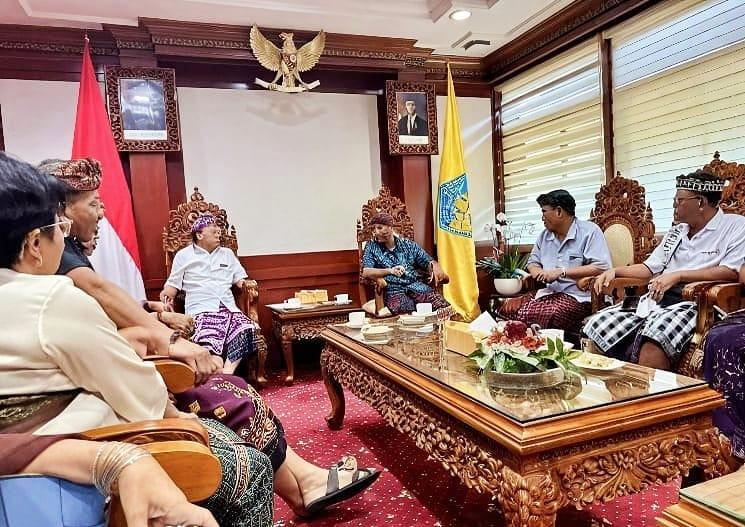 Forum Swakelola Sampah Bali bertemu dengan Gubernur Bali Wayan Koster di Jaya Sabha, pada Rabu (17/12/2025). (balihotnews/istimewa)