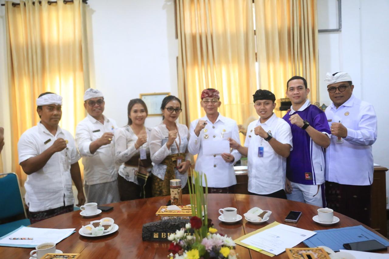 Bupati Klungkung I Made Satria apresiasi ASN dalam Turnamen IV Korpri Provinsi Bali di ruang rapat Kantor Bupati Klungkung, Jumat (19/12/2025). (balihotnews/istimewa)