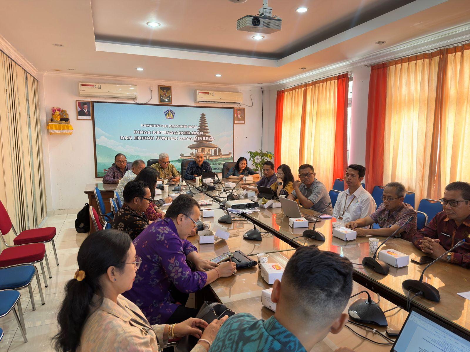 Rapat terkait penetapan Upah Minimum Provinsi (UMP) Bali tahun 2026 di Kantor Dinas Ketenagakerjaan dan ESDM Bali, Selasa (23/12/2025). (Balihotnews/Ist)