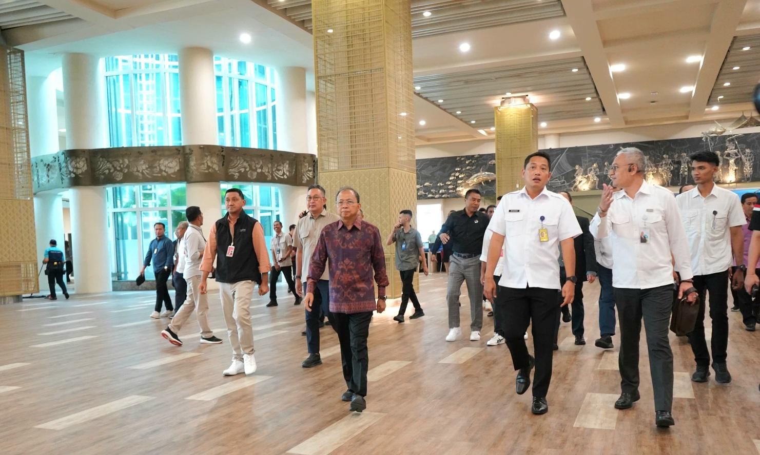 Gubernur Bali Wayan Koster bersama jajaran terkait memantau kondisi terkini kedatangan wisatawan di Bandara Internasional I Gusti Ngurah Rai, Minggu (28/12/2025). (Balihotnews/Ist).