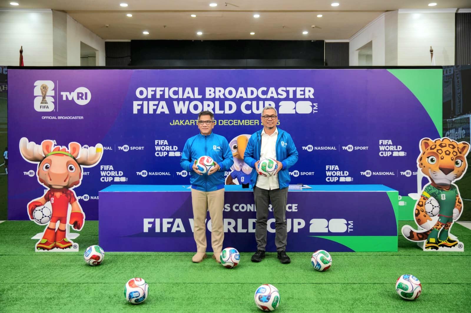 Direktur Utama TVRI, Iman Brotoseno (kiri) bersama Chief Editor Siaran Piala Dunia TVRI, Usman Kansong (kanan), seusai konferensi pers di Lobi GPO LPP TVRI, Jakarta, Senin (29/12/2025). (Balihotnews/Istimewa).