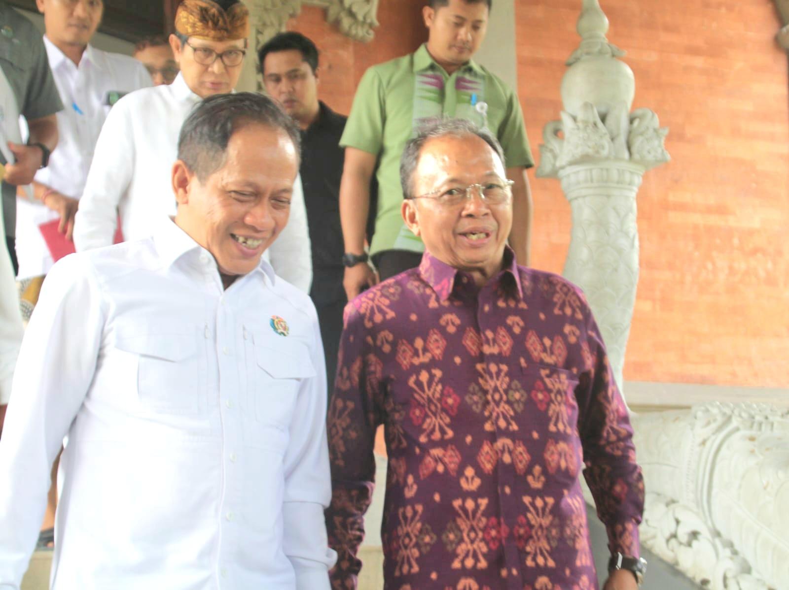 Menteri Lingkungan Hidup Hanif Faisol Nurofiq (kiri) berbincang dengan Gubernur Bali Wayan Koster (kanan) seusai menggelar rapat koordinasi di Kantor Gubernur Bali, Denpasar, Senin (29/12/2025). (Balihotnews/Ist).