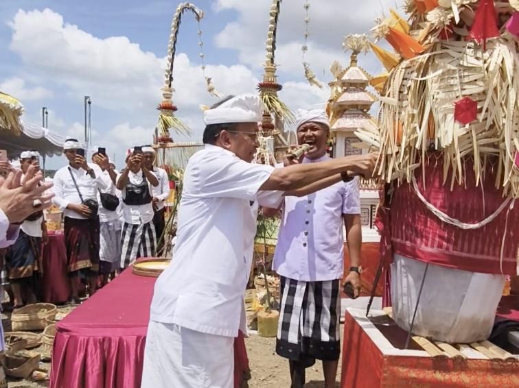 Gubernur Bali Wayan Koster saat pelaksanaan Upacara Tawur Agung Labuh Gentuh Ngeruak Bumi Penegteg Jagat yang digelar di kawasan Pusat Kebudayaan Bali, Klungkung, Senin (29/12/2025). (balihotnews/istimewa)