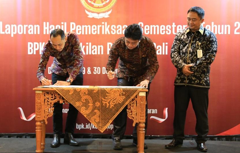 Penerimaan Laporan Hasil Pemeriksaan (LHP) Kepatuhan atas Pengelolaan Pajak Daerah dan Retribusi Daerah Tahun 2024 hingga Triwulan II 2025 dari Badan Pemeriksa Keuangan (BPK) RI Perwakilan Provinsi Bali di Four Star by Trans Hotel, Jl. Raya Puputan Renon, Denpasar, Senin (29/12/2025). (balihotnews/istimewa)