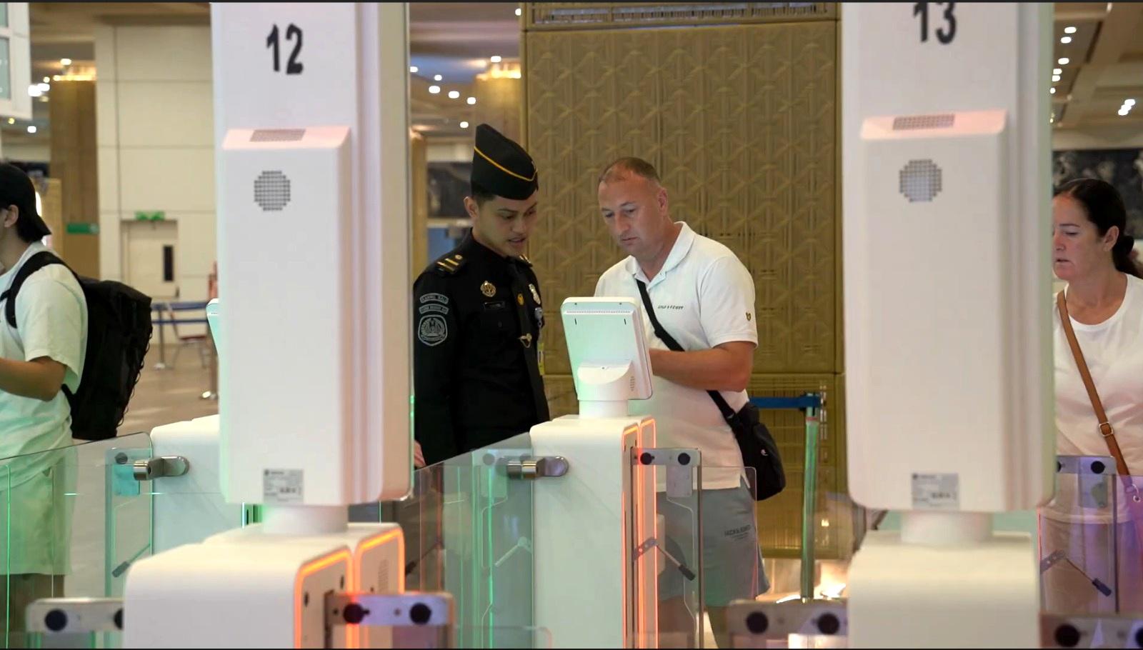 Aktivitas pelayanan di konter pemeriksaan Imigrasi Bandara Internasional I Gusti Ngurah Rai. Menjadi garda terdepan pintu gerbang Bali, petugas tetap siaga menindak tegas ratusan WNA bermasalah di tengah ramahnya pelayanan pariwisata. (Balihotnews/Istimewa)