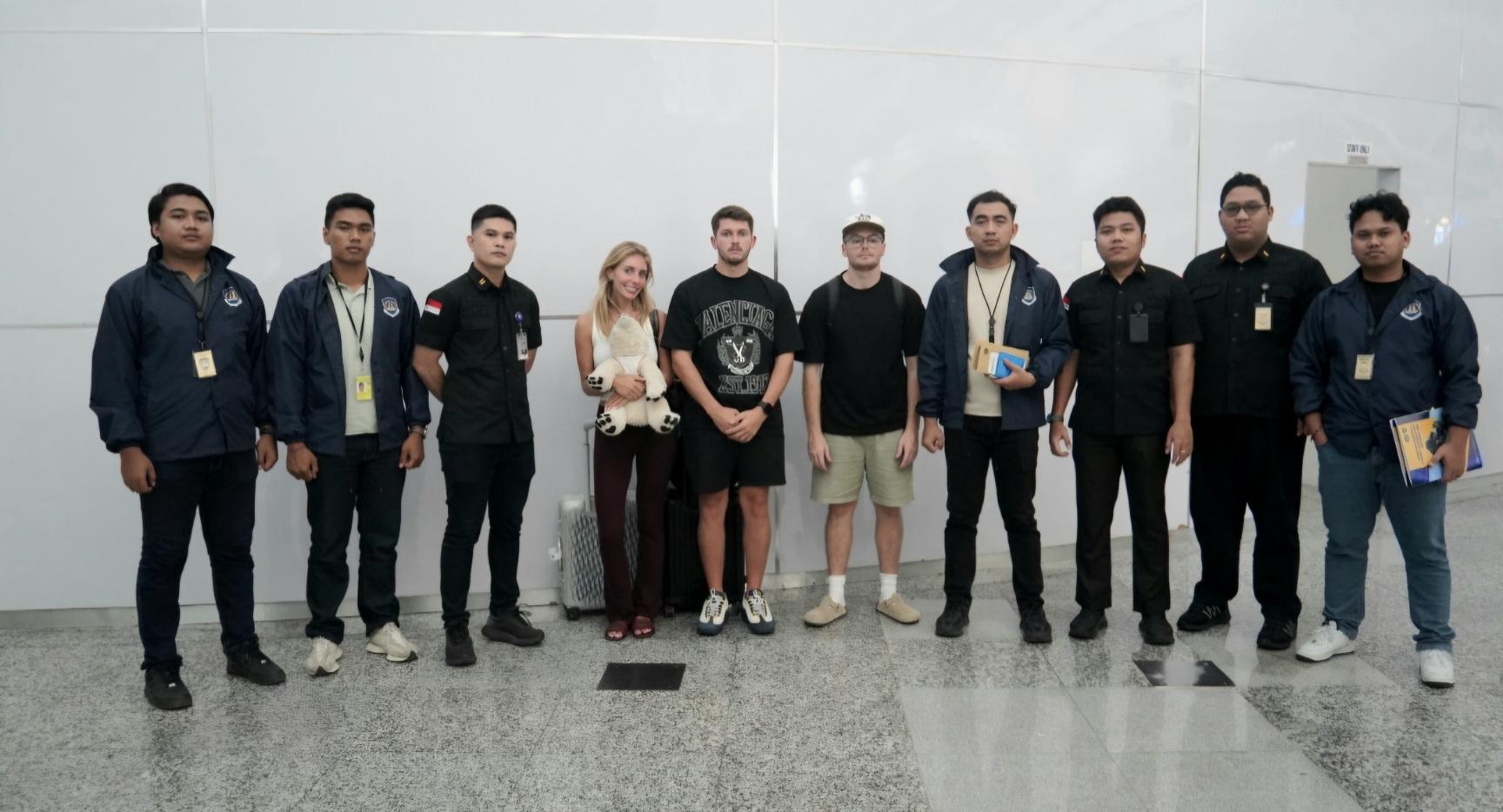 Warga Negara Asing (WNA) yang tergabung dalam manajemen "Bonnie Blue" (tengah) dikawal petugas Imigrasi Ngurah Rai sebelum dideportasi ke negara asalnya, pada Jumat (12/12/2025). (Balihotnews/Ist).