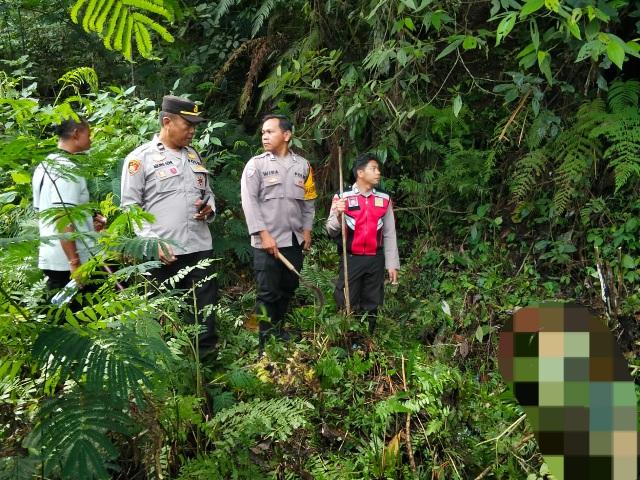 Evakuasi jenazah yang jatuh dari Jembatan Tukad Bangkung oleh petugas kepolisian, di Desa Plaga, Kecamatan Petang, Kabupaten Badung, Jumat (2/1/2026). (balihotnews/istimewa)