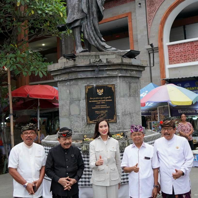 Tokoh Puri Ubud Cok Ace (ujung kanan) mendampingi Menpar RI Widiyanti Putri Wardhana (tengah) dan Gubernur Bali Wayan Koster di Puri Agung Ubud, Kamis (1/1/2026). (Balihotnews/Ist)