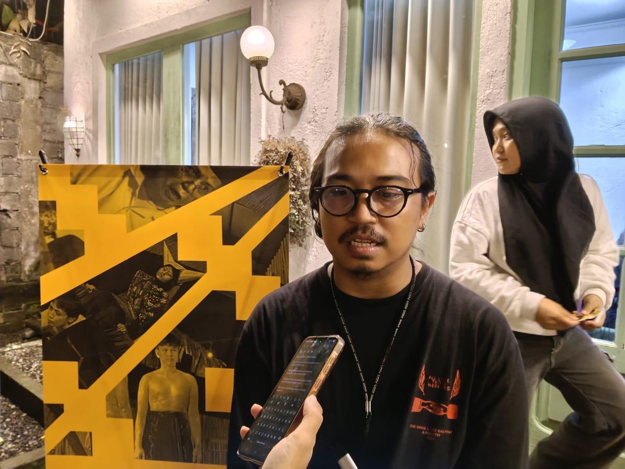 M.Bayu Lesmana (30) Sutradara Teater 'Kisah Cinta Hari Rabu', pada Rabu (10/12/2025). (balihotnews/rahma)