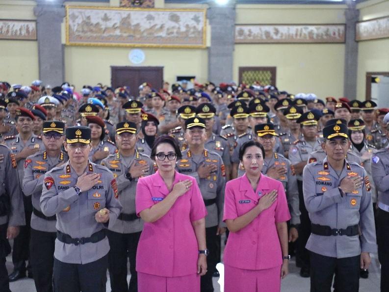Kapolda Bali Irjen Pol. Daniel Adityajaya memimpin kenaikan pangkat 1.261 personel Polri dan PNS Polri di Gedung Presisi Polda Bali, Senin (5/1/2026). (balihotnews/istimewa)