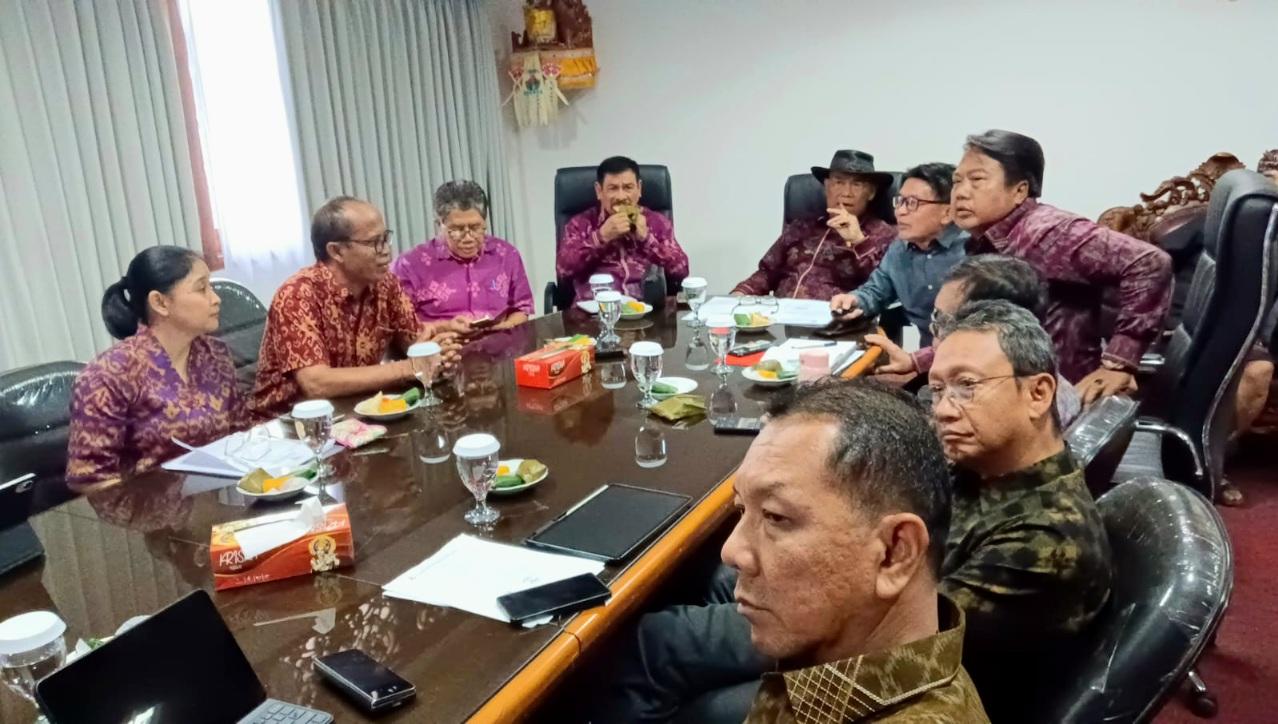 Pansus TRAP DPRD Bali menggelar Rapat Dengar Pendapat (RDP) dengan Satpol PP Provinsi Bali dan manajemen Hotel The Edge di Gedung DPRD Bali, Denpasar, Selasa (6/1/2026). (Balihotnews/Istimewa).