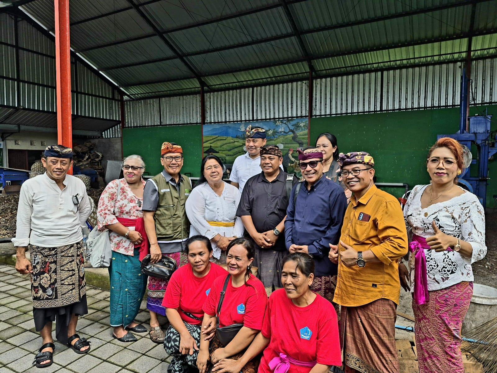 Tim PSBS PADAS Bali Prof. Dr. Ni Luh Kartini bersama Dr. Agus Dei dan Dr. Putu Tuni Cakabawa Landra saat hadir meninjau TPS 3R Bumi Sudha Rahayu, Desa Sidan, Gianyar, Kamis (15/1/2026). (Balihotnews/dre)