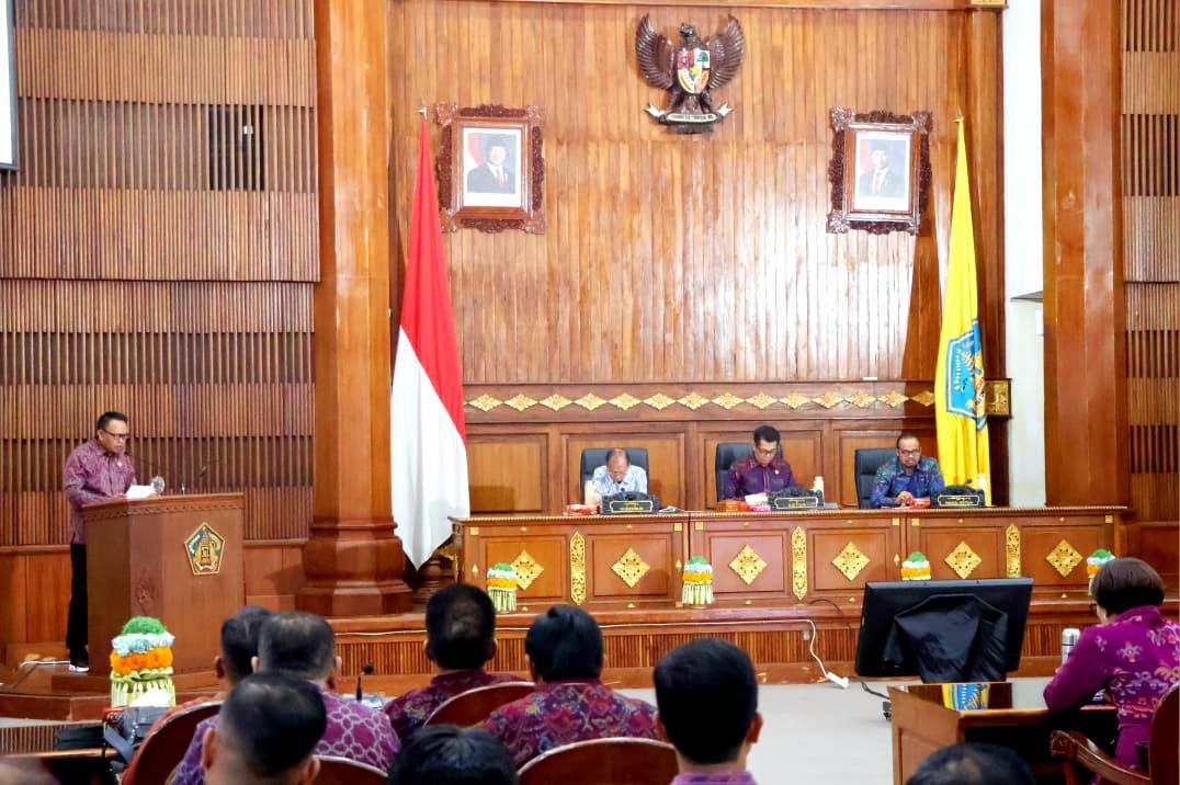 Suasana Rapat Paripurna DPRD Bali terkait penyertaan modal BPD Bali di Gedung Wiswa Sabha Utama, Denpasar, Senin (19/1/2026). Turut dihadiri Gubernur Wayan Koster. (Balihotnews/Ist).