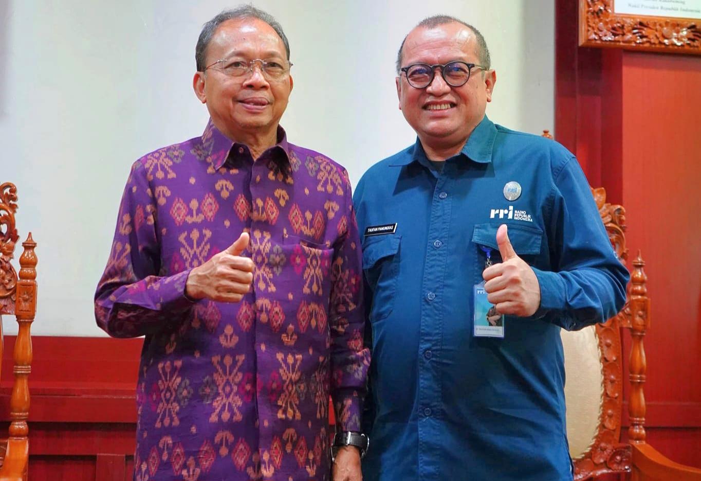 Gubernur Bali Wayan Koster bersama Kepal LPP RRI Denpasar, Taufan Pamungkas Marhaendra di Kantor Gubernur Bali, Renon, Denpasar. (balihotnews/istimewa)