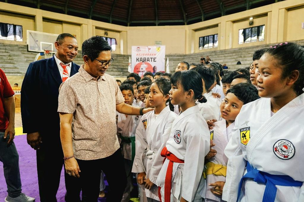 Bupati Badung Wayan Adi Arnawa saat hadir membuka Kejuaraan Karate Kushin Ryu M. Karate-Do Indonesia Badung di GOR Mengwi, Kabupaten Badung, Sabtu (17/1/2026) kemarin. (Balihotnews/Istimewa)
