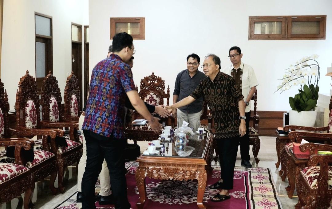 Gubernur Bali Wayan Koster saat menerima audiensi Koperasi Bina Usaha Kerthi Bali di Jayasabha, Denpasar, Jumat (16/1/2026) lalu. (Balihotnews/Ist)