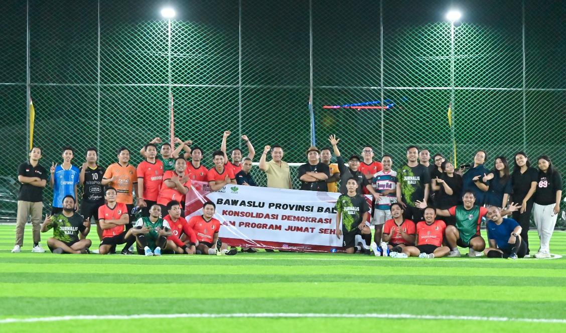 Kegiatan Jumat Sehat berbasis olahraga bersama insan pers digelar Bawaslu Bali di Arena Mini Soccer, Gianyar, Jumat (20/2/2026). (Balihotnews/dre)