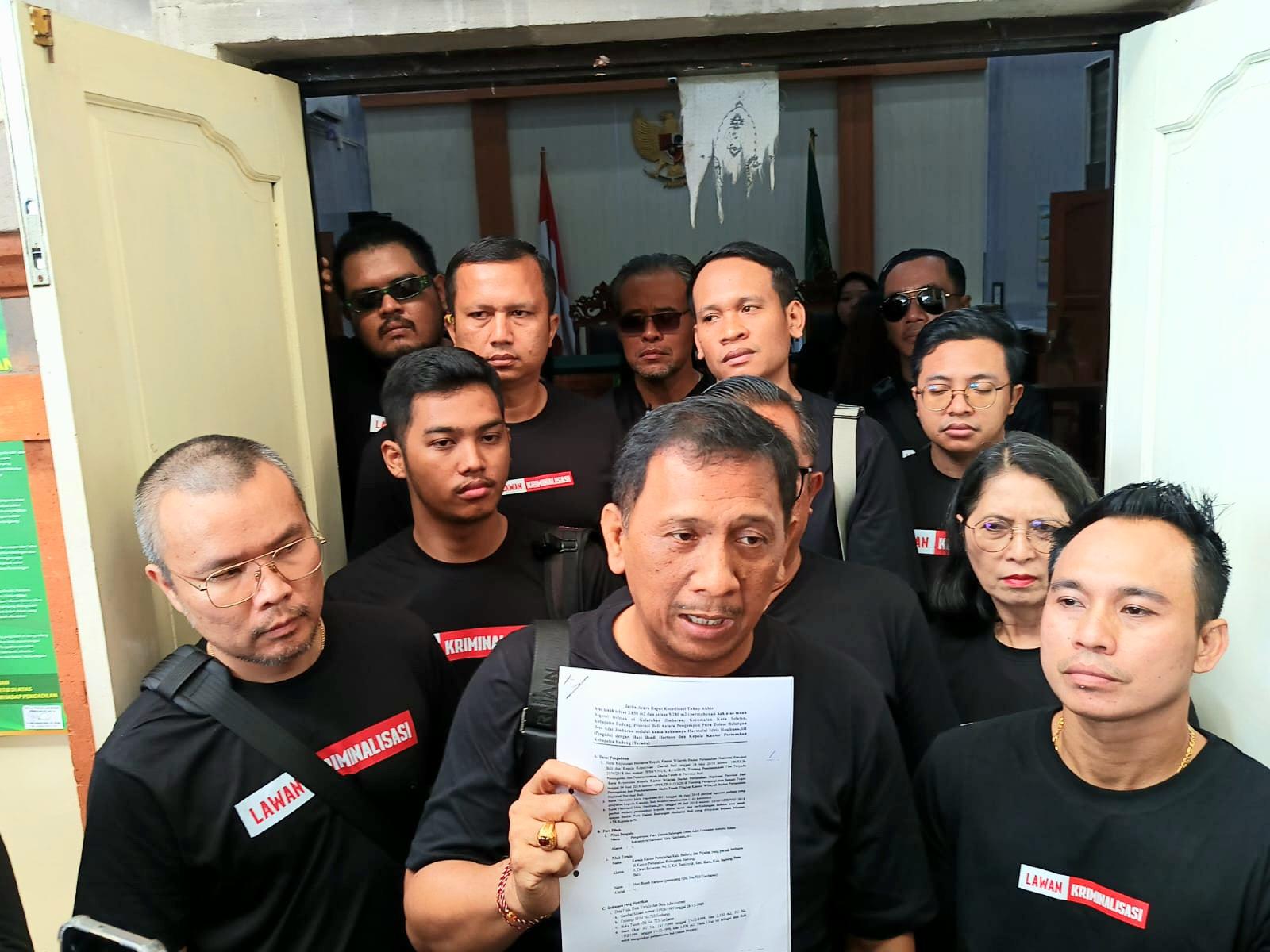 Kuasa Hukum Kepala BPN Bali, Gede Pasek Suardika alias GPS menjawab pertanyaan awak media usai sidang praperadilan di Pengadilan Negeri Denpasar, Jumat (6/2/2026). (Balihotnews/Roland)