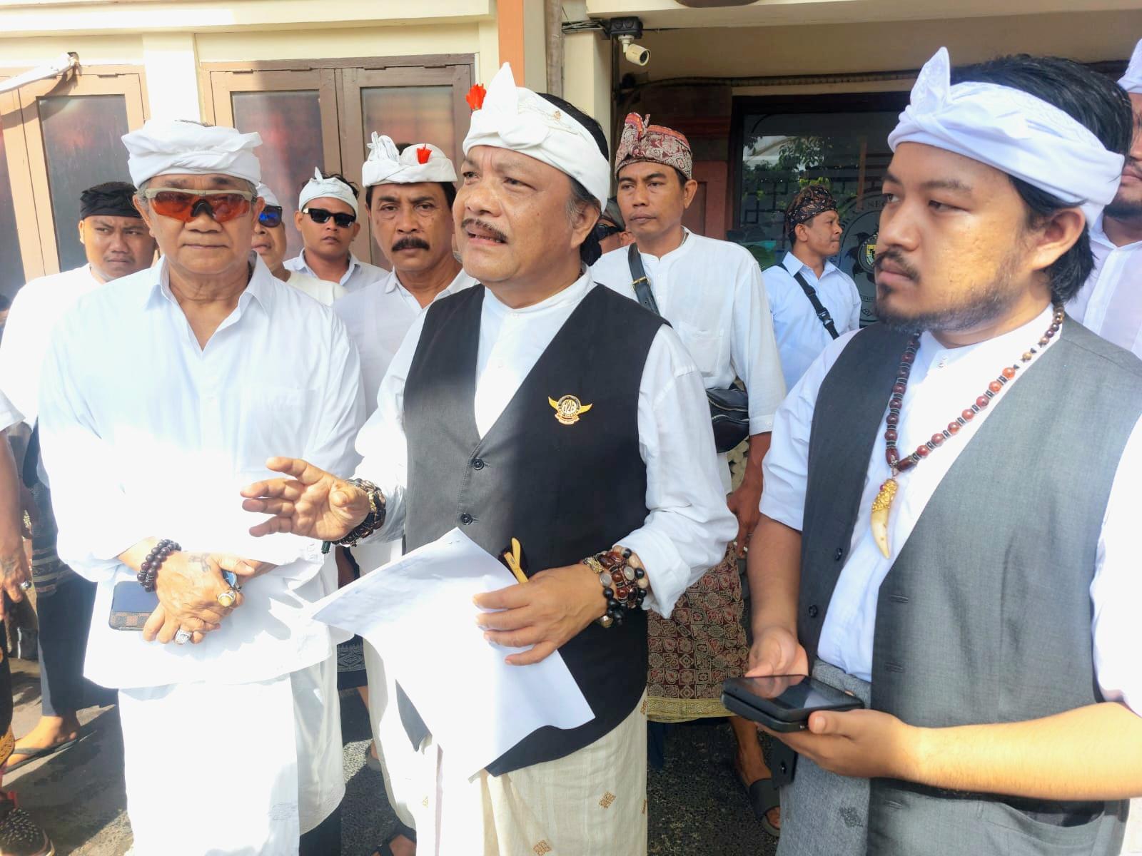 Kuasa hukum Pengempon Pura Dalem Balangan, Harmaini Idris Hasibuan (tengah), memberikan keterangan pers di PN Denpasar, Jumat (6/2/2026), terkait sidang praperadilan penetapan status tersangka Kepala BPN Bali, I Made Daging. (Balihotnews/Roland)