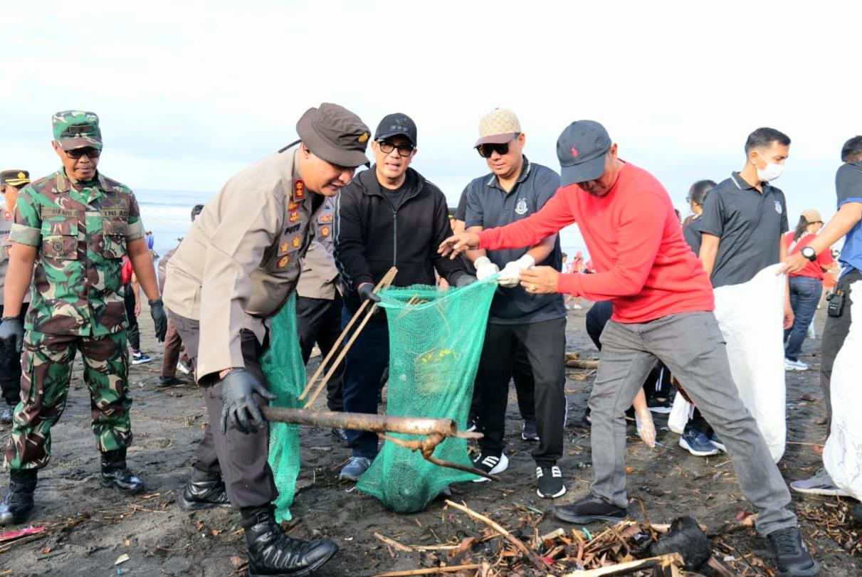 Bupati Tabanan I Komang Gede Sanjaya (tengah) memimpin langsung gerakan kebersihan sampah di Pantai Yeh Gangga, Desa Sudimara, Jumat (6/2/2026). Aksi ini dilakukan sebagai respons terhadap tumpukan sampah di kawasan pesisir. (Balihotnews/red)