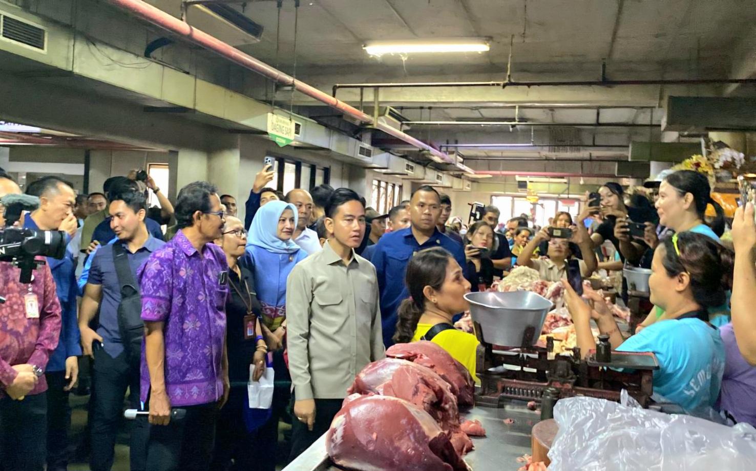 Wakil Presiden Gibran Rakabuming Raka saat menyambangi Pasar Badung, Denpasar, Jumat (13/2/2026) pagi. (Balihotnews/red)