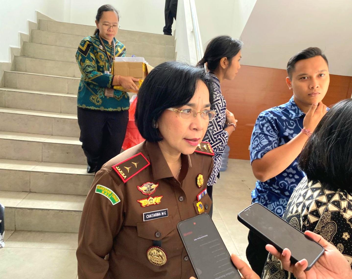 Kepala Kejaksaan Tinggi Bali, Chatarina Muliana Girsang, menjawab pertanyaan awak media usai sosialisasi KUHP dan KUHAP Baru di Pengadilan Tinggi Denpasar, Jumat (13/2/2026). (Balihotnews/ian)