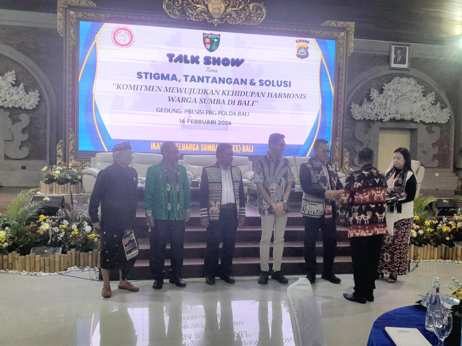 Sejumlah tokoh masyarakat menghadiri Talk Show di Mapolda Bali, Sabtu (14/2/2026), untuk membahas komitmen kerukunan warga Sumba. Diskusi ini menekankan pentingnya mengubah stigma negatif menjadi kontribusi positif bagi pembangunan Bali. (Balihotnews/Arnold)