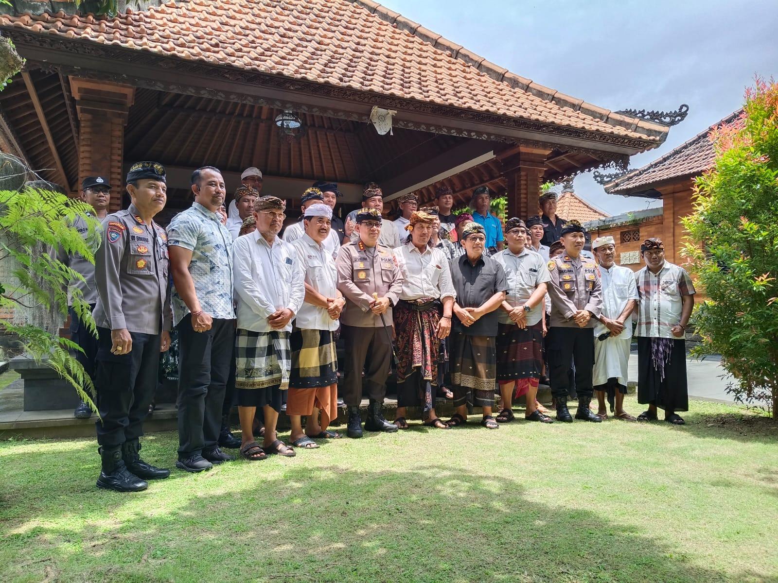 Kapolresta Denpasar, Kombes Pol. Leonardo D. Simatupang bersama jajaran saat menyambangi Puri Peguyangan Denpasar, Selasa (17/2/2026). (Balihotnews/red)