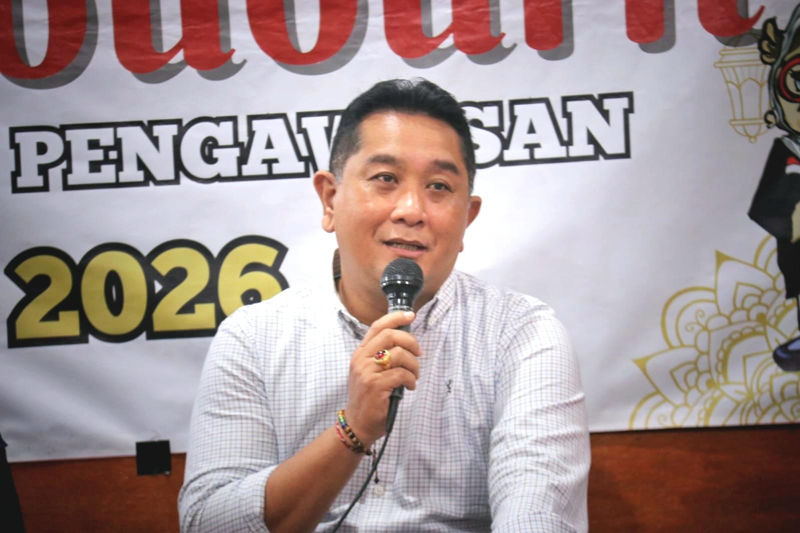 Ketua Bawaslu Bali I Putu Agus Tirta Suguna memberikan pemaparan saat acara "Ngabuburit Pengawasan" di Masjid Al Ikhlas Sukawati, Gianyar, Kamis (26/2/2026). (Balihotnews/Ist)