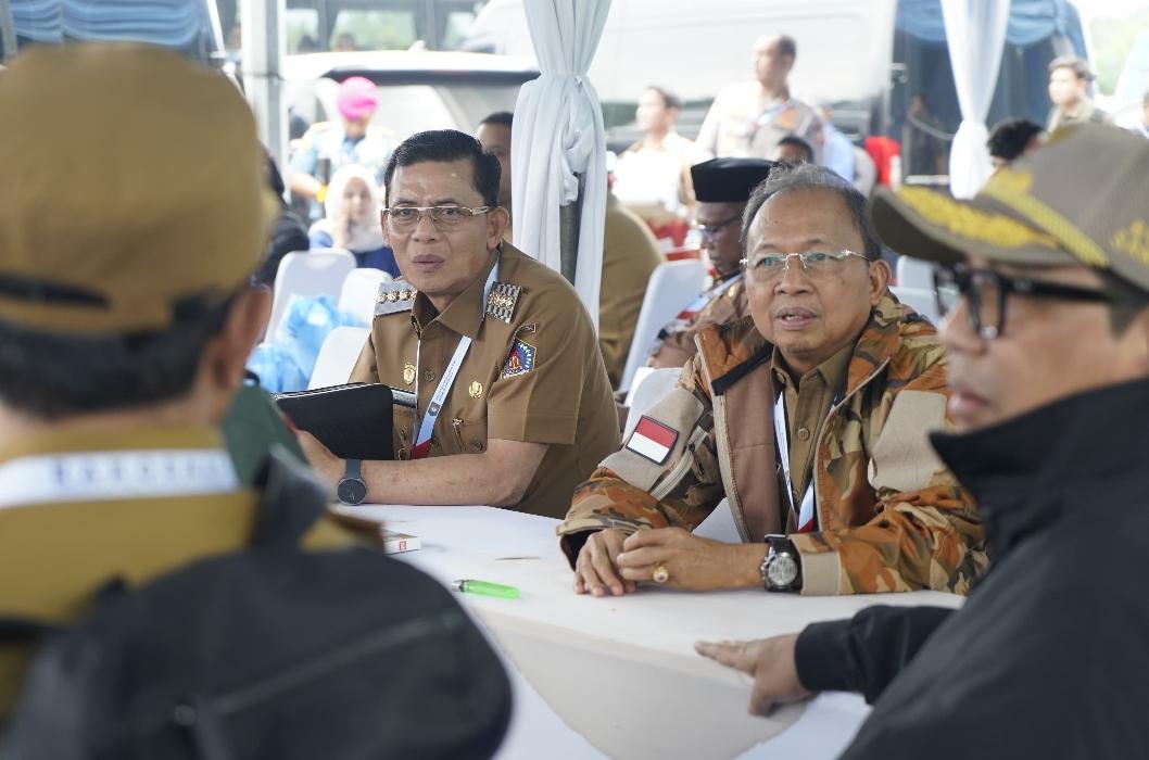 Bupati Klungkung I Made Satria dan Gubernur Bali Wayan Koster tampak akrab di sela-sela Rakornas 2026 di Sentul International Convention Center (SICC), Bogor, Senin (2/2/2026). (Balihotnews/Istimewa)