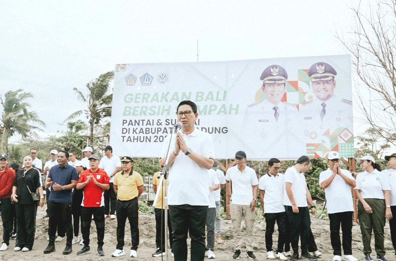 Bupati Badung I Wayan Adi Arnawa saat menghadiri Gerakan Bali Bersih Sampah di Pantai Petitenget, Minggu (1/3/2026). (Balihotnews/red)