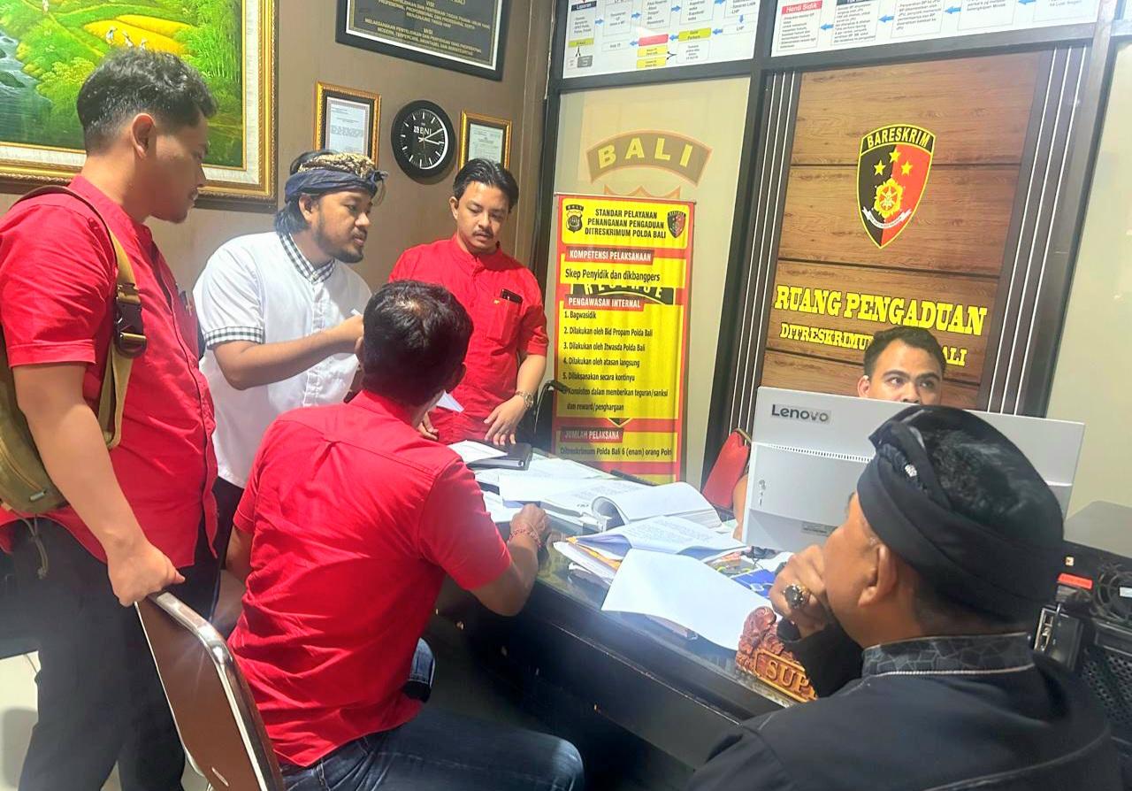 Tim kuasa hukum I Made Tarip Widarta dari H2B Law Office melaporkan Gede Pasek Suardika dan rekan-rekannya ke Polda Bali, Senin (2/3/2026). (Balihotnews/red).