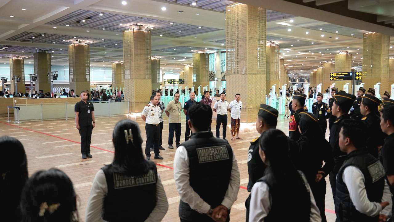 Petugas Imigrasi bersiaga di Bandara I Gusti Ngurah Rai, Bali. Kebijakan WFA pascalibur panjang dipastikan tak mengganggu kualitas pelayanan publik dan pengawasan orang asing. (Balihotnews/Istimewa)