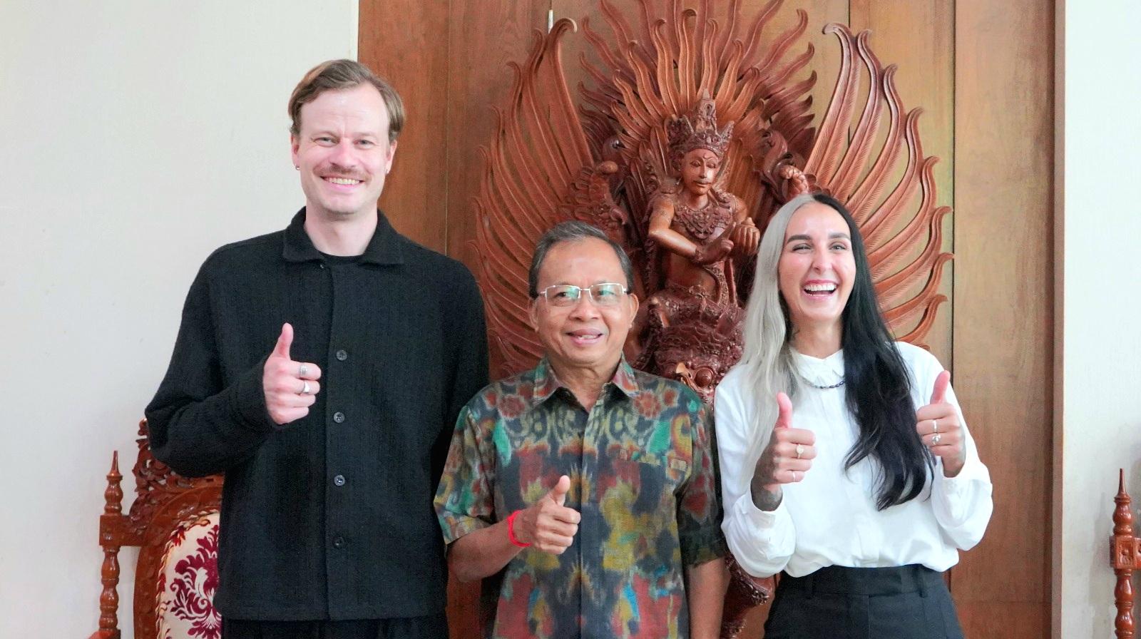 Gubernur Bali Wayan Koster mengapresiasi kesembuhan WNA Norwegia, Dagny Magdalene Jaeger Markussen, dari penyakit autoimun usai menjalani perawatan di RS Kasih Ibu, Denpasar, Minggu (29/3/2026). (Balihotnews/Ist)