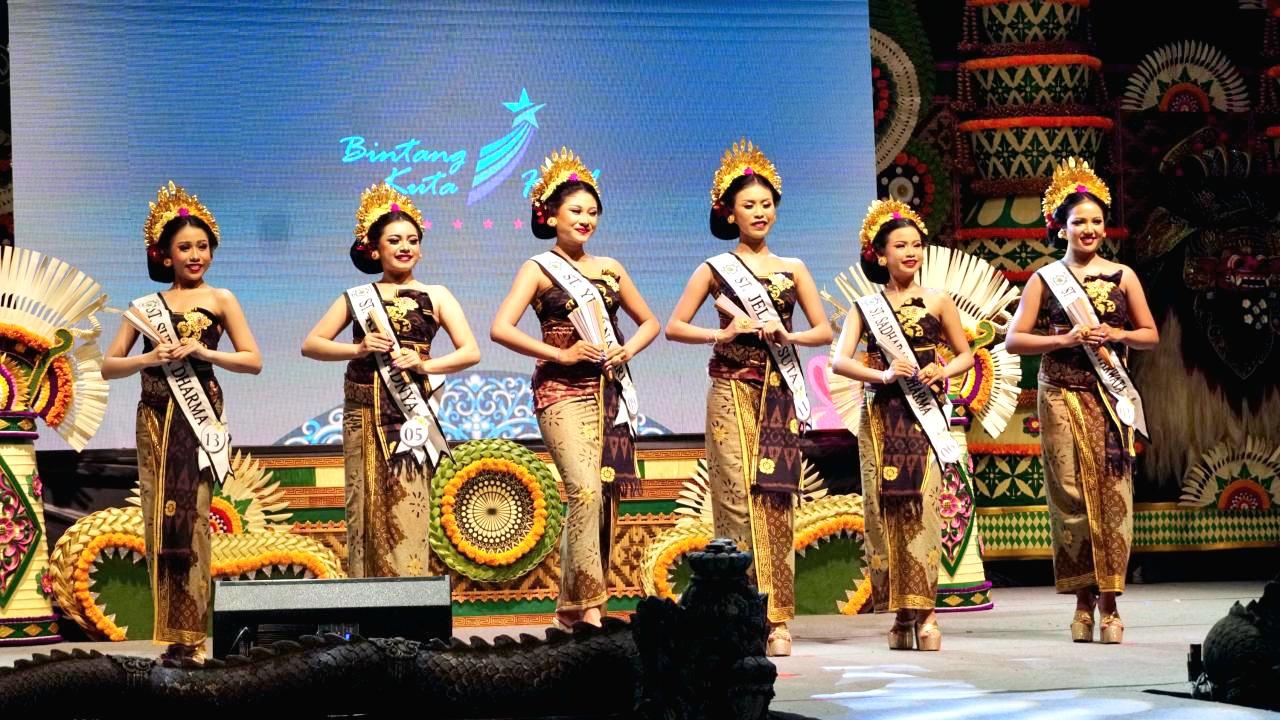 Peserta unjuk kebolehan pada ajang Jegeg Bungan Desa 2026 dalam rangkaian Festival Seni Budaya XIV Desa Adat Kuta di Open Stage Majelangu, Pura Segara Kuta, Badung, Sabtu (21/3/2026). (Balihotnews/Ist)