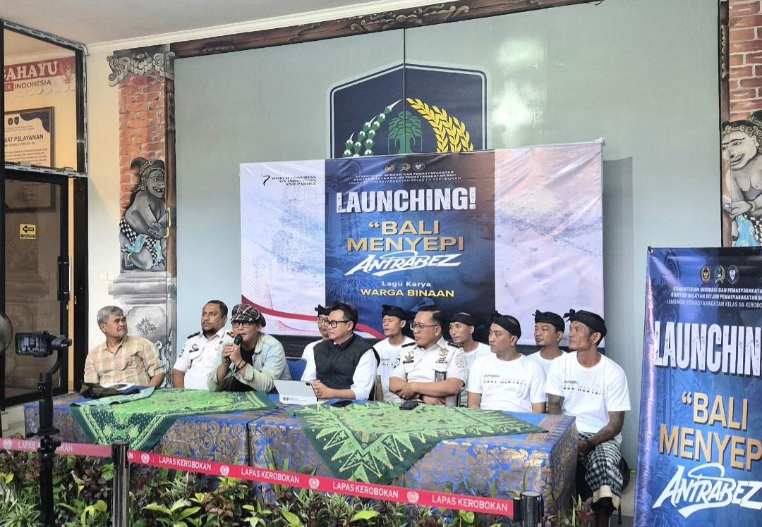 Suasana konferensi pers perilisan single "Bali Menyepi" oleh grup band Antrabez di Lapas Kelas IIA Kerobokan, Senin (16/3/2026). Lagu ini menjadi persembahan reflektif dari balik jeruji jelang Hari Raya Nyepi. (Balihotnews/dre)