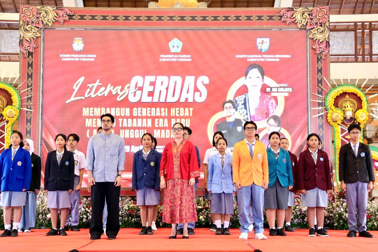 Rai Wahyuni Sanjaya (tengah) saat dikukuhkan sebagai Bunda Literasi Kabupaten Tabanan 2026-2029 pada Festival Literasi di Gedung Kesenian I Ketut Maria, Tabanan, Senin (20/4/2026). (Balihotnews/red)
