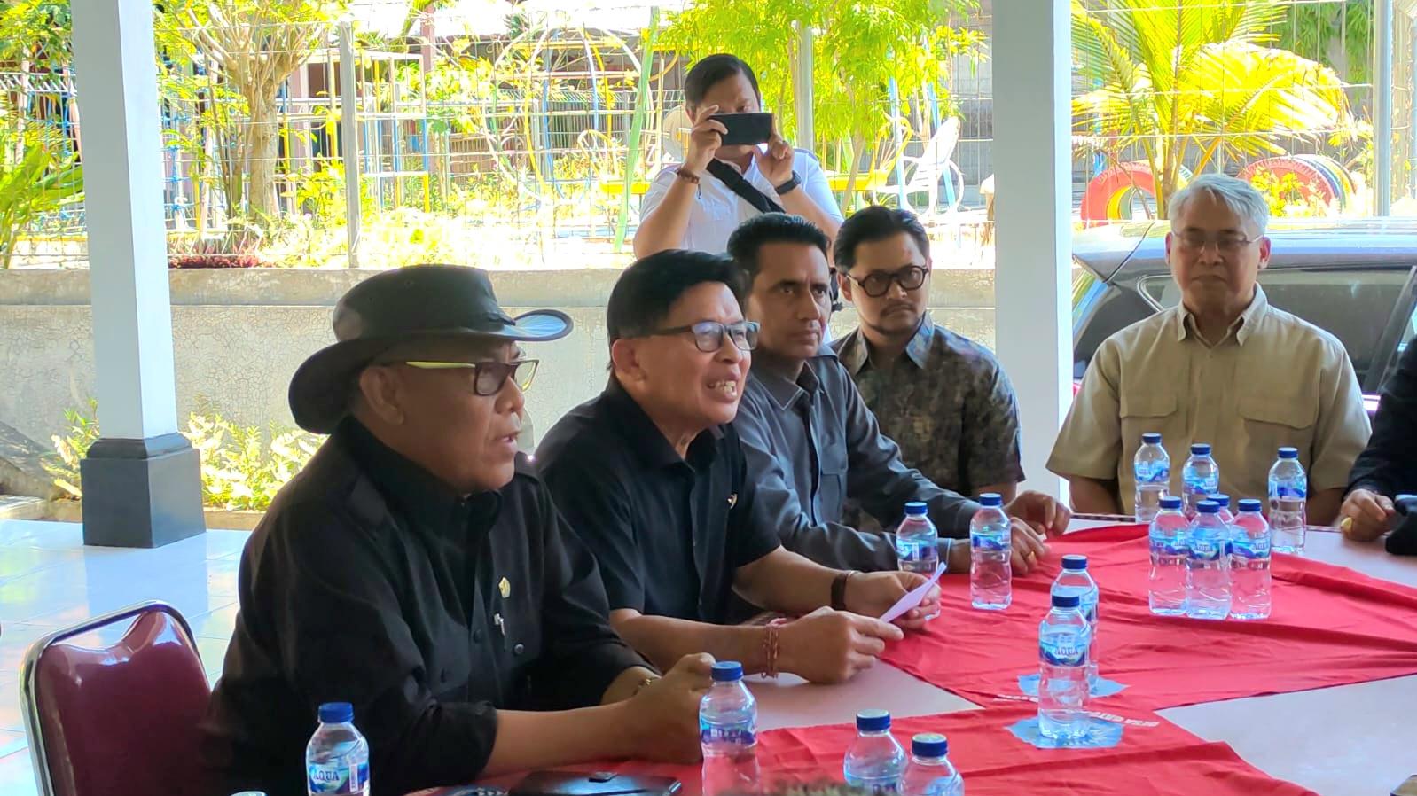 Jajaran Pansus TRAP DPRD Bali melakukan inspeksi mendadak (sidak) di lahan yang diklaim milik PT BTID di kawasan Desa Baturinggit, Kubu, Karangasem, Rabu (15/4/2026). (Balihotnews/Ist)